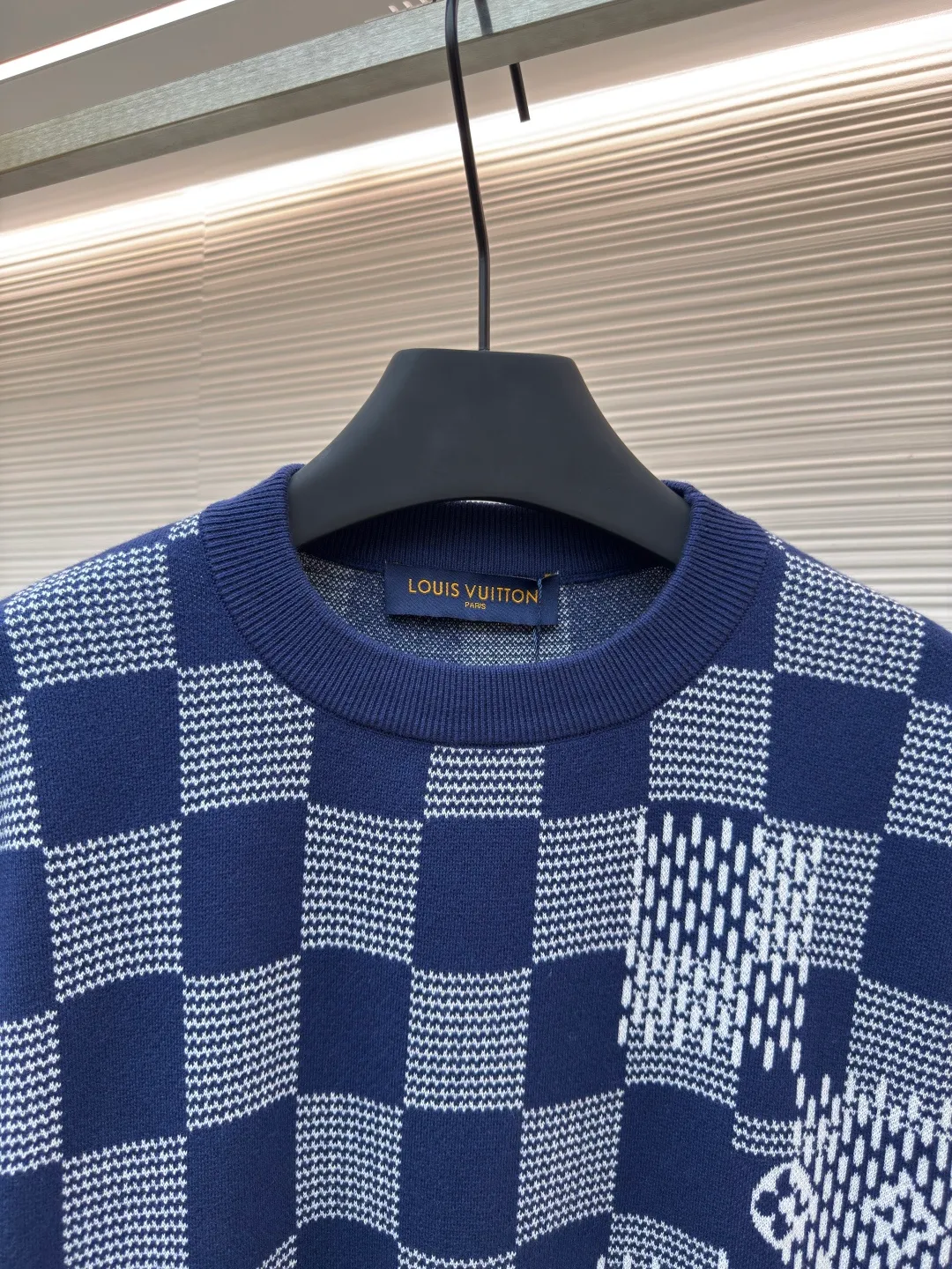 LOUIS VUITTON letter jacquard knitted short sleeves ●Authentic product: purchased and developed for 10899 ●Item number: 1680369-A90 ●Fabric: jacquard fabric ●Technology: knitted ●Version: fitted version ●Weight: about 350 grams ●Size: XS-S-M-L ●Description: With its unique design concept and exquisite craftsmanship, it perfectly combines fashion and comfort, becoming a trendy item for both men and women. The short sleeves are made of high-quality knitted fabric, which is soft and skin-friendly and has good breathability, keeping the skin dry and comfortable even in the hot summer. The unique letter jacquard elements are embellished on the body of the garment in an orderly manner, which not only adds a sense of visual hierarchy, but also highlights the wearer's personality and taste. The simple yet fashionable design not only conforms to the masculinity of men, but also shows the soft lines of women. It can be easily controlled whether it is for leisure travel or daily wear, showing a unique fashion charm. In addition, the short-sleeved design cleverly lengthens the body proportions, making people look taller and more stylish. The overall wiring is straight and delicate, the fabric is comfortable and soft, and the color is consistent without color difference. It can be matched with the same style to create a fashionable look and control various occasions. Customized accessories, complete with three standards, same style for men and women!